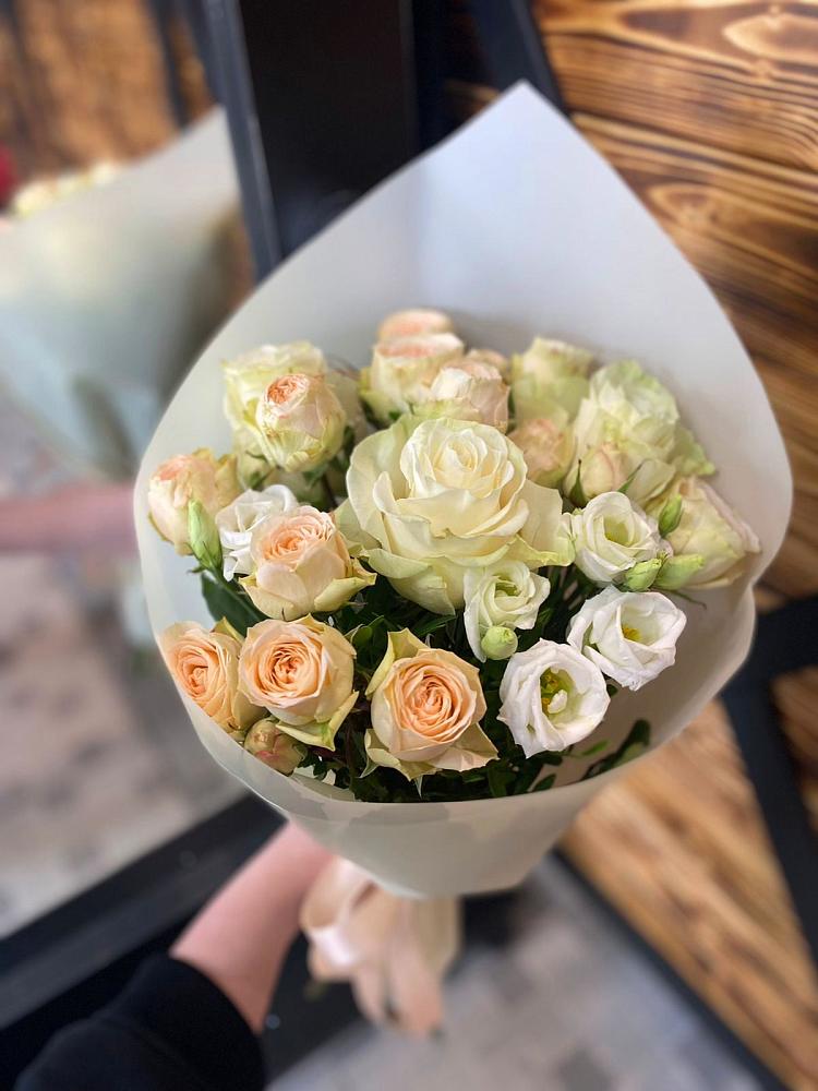 Букет цветов из: Розы и Лизиантусы в Среднеколымске