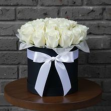 Цветочная композиция из Розы в шляпной коробке в Среднеколымске