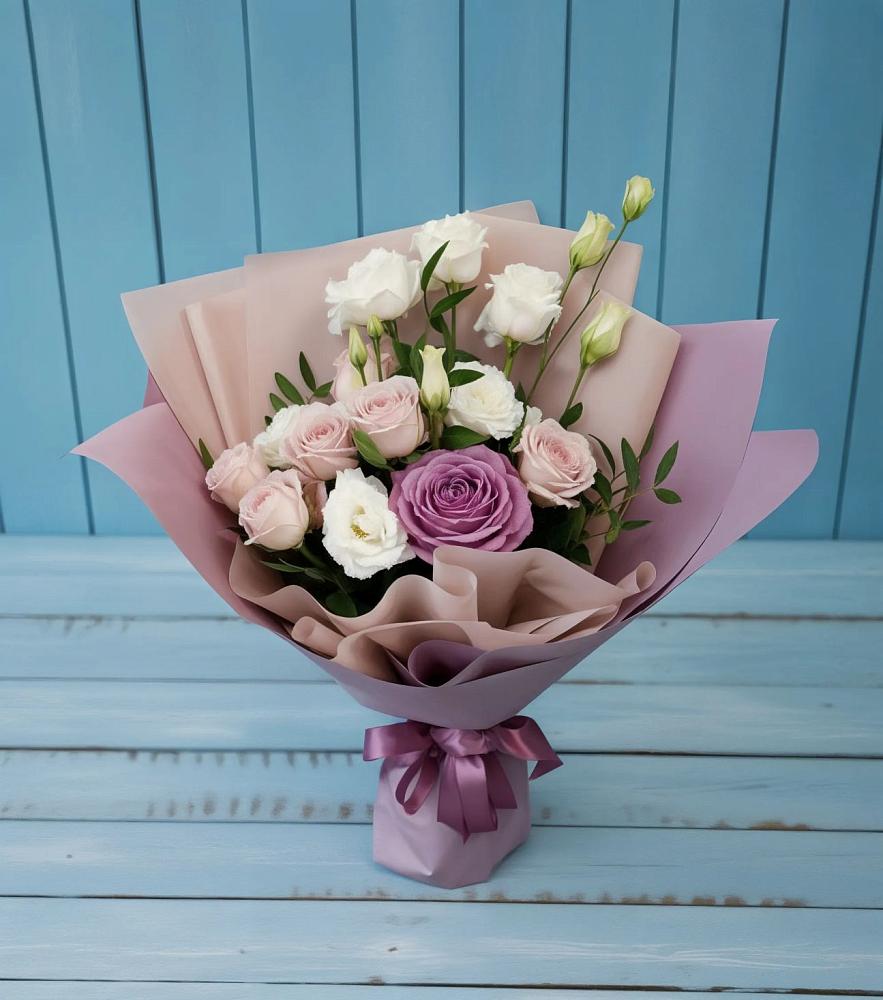 Букет цветов из: Розы и Лизиантусы в Среднеколымске